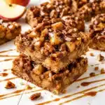Glutenfreie Caramel Apple Blondies topped with caramel glaze and pecans.