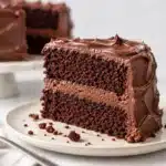 Glutenfreier Flourless 'Bloody' Chocolate Cake decorated with raspberry sauce for Halloween.