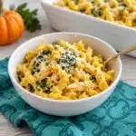 Creamy Glutenfreie Pumpkin Chicken Alfredo with pumpkin sauce and chicken in a bowl.