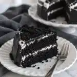 Glutenfreier Spiderweb Cheesecake decorated with marshmallow spiderwebs and a creamy filling.