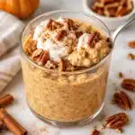 Delicious glutenfreie Pumpkin Overnight Oats topped with fall spices and maple syrup.