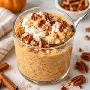 Delicious glutenfreie Pumpkin Overnight Oats topped with fall spices and maple syrup.