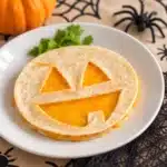 Delicious glutenfreie Jack-o'-Lantern Breakfast Quesadillas for Halloween breakfast.