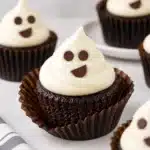 Glutenfreie Ghost Cupcakes decorated with cream cheese frosting for Halloween.