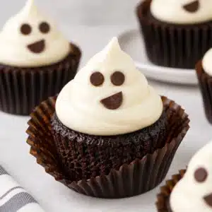 Glutenfreie Ghost Cupcakes decorated with cream cheese frosting for Halloween.