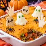 Glutenfreie Graveyard Shepherd's Pie topped with mashed potatoes and decorated for Halloween.