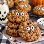 Glutenfreie Monster Cookies for Halloween, made with oats and candy. Perfect for kids!